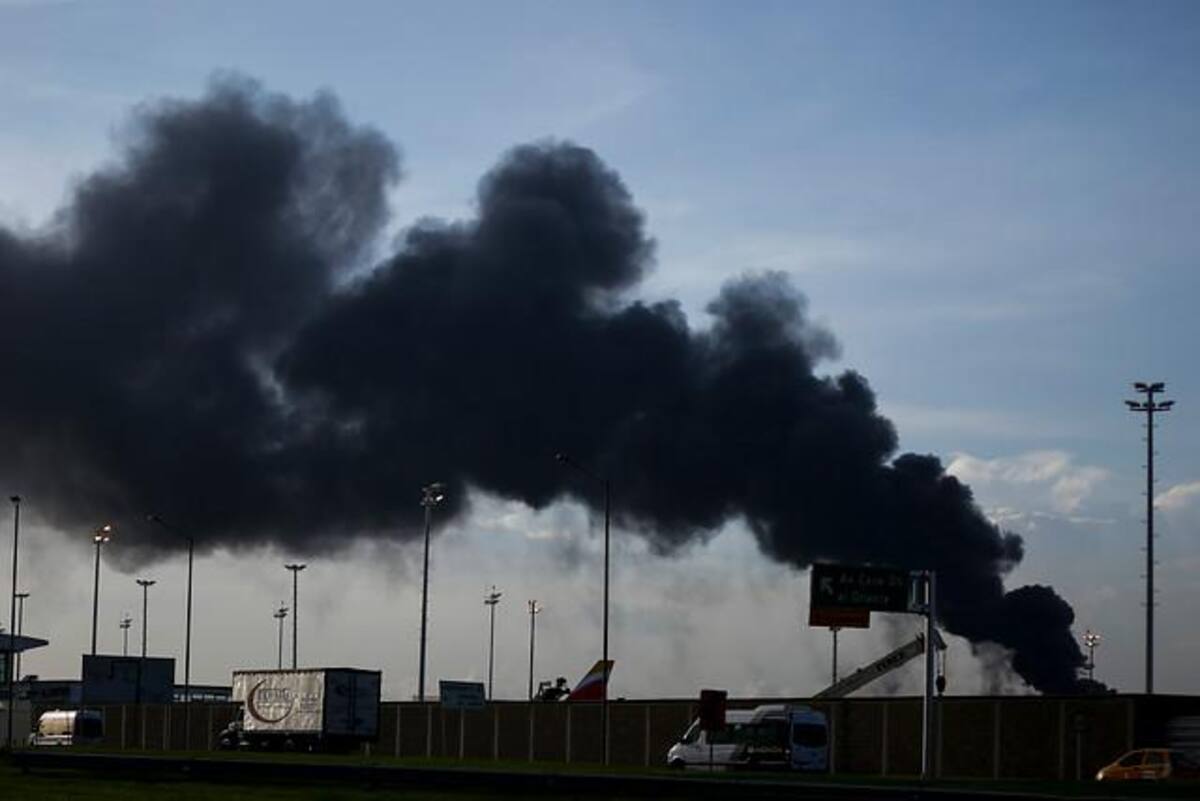 Oficiales del Cuerpo de Bomberos de las localidades de Puente Aranda, Garcés Navas y Fontibón atendieron un incendio estructural, en una bodega de solventes, ubicada en la carrera 119 con 64, en la localidad de Engativá, al occidente de Bogotá.