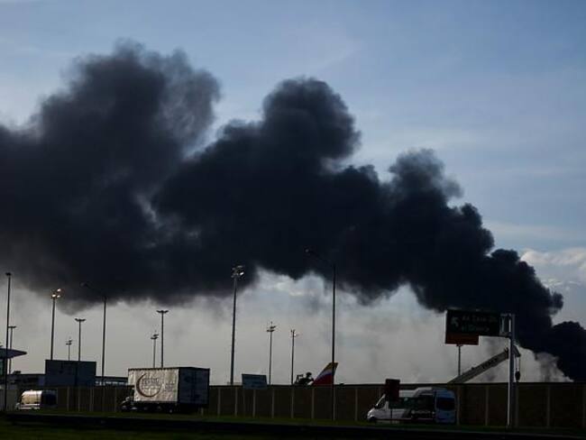 Oficiales del Cuerpo de Bomberos de las localidades de Puente Aranda, Garcés Navas y Fontibón atendieron un incendio estructural, en una bodega de solventes, ubicada en la carrera 119 con 64, en la localidad de Engativá, al occidente de Bogotá.