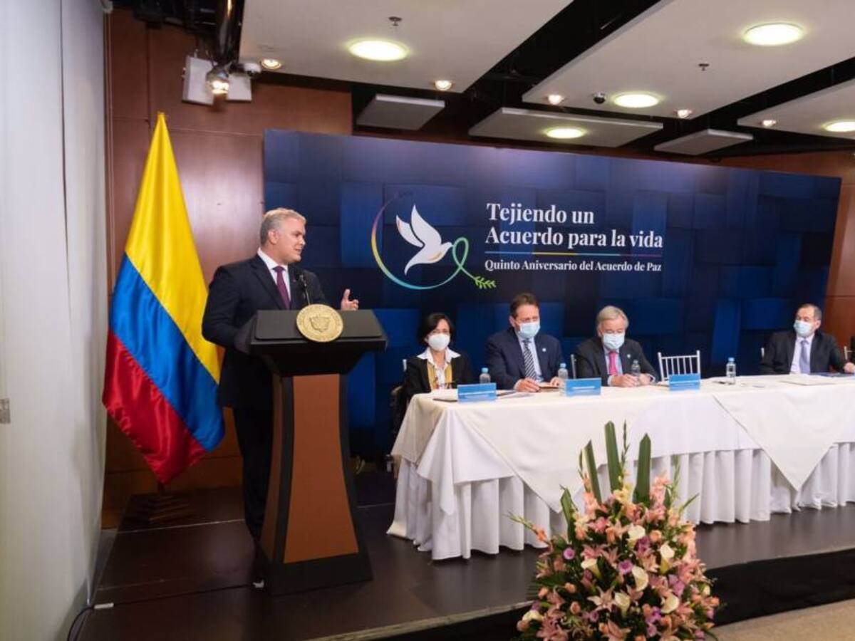 Pretender hablar de paz mientras se asesina y secuestra es una burla: Duque