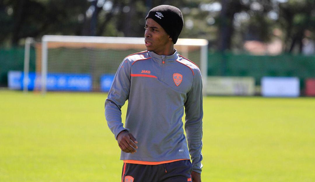 Carlos Torres, extremo tumaqueño de 18 años.