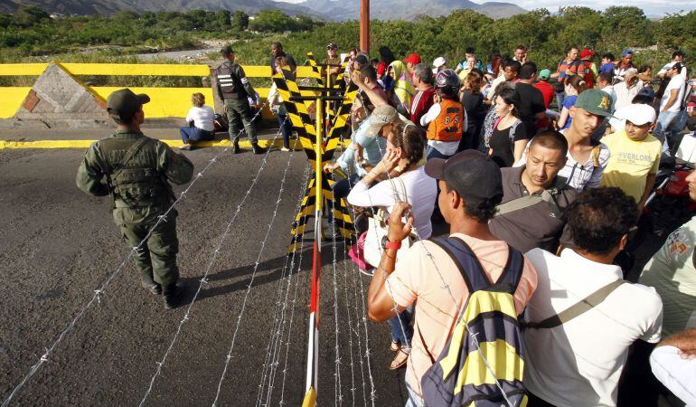 Colombianos en frontera con Venezuela.