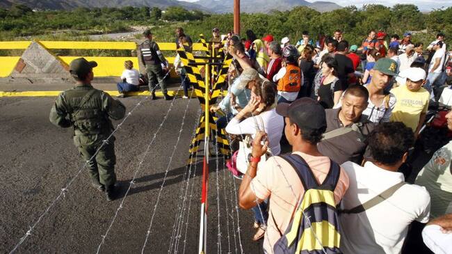 Colombianos en frontera con Venezuela.