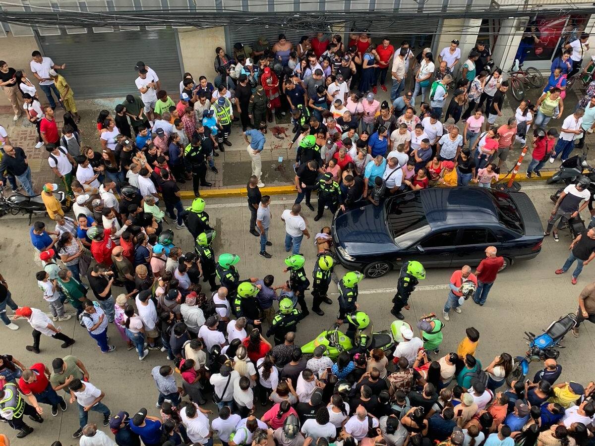 Un presunto ladrón muerto, un auxiliar de policía y tres personas más heridas tras hurto