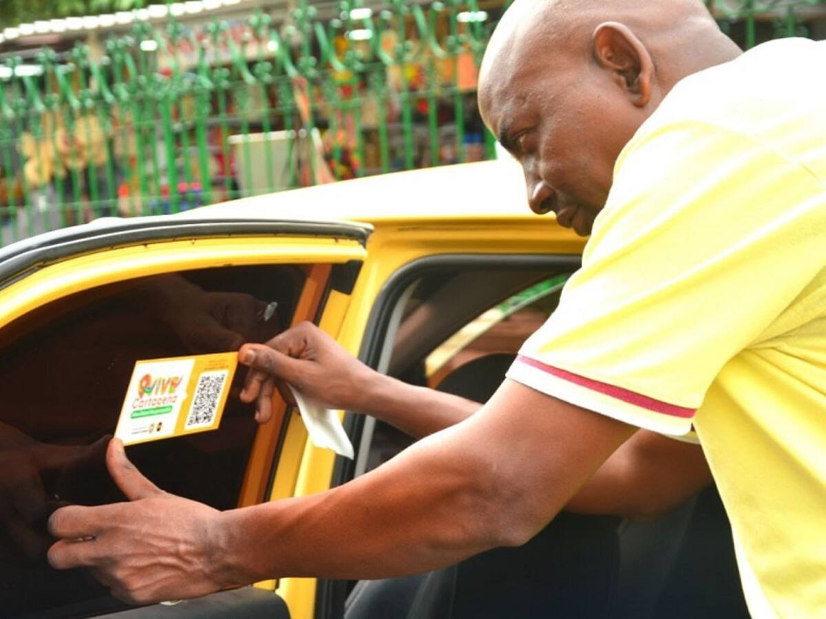 Más taxistas se suman a campaña PaAlláSiVoy y pegan calcomanías con código QR en vehículos