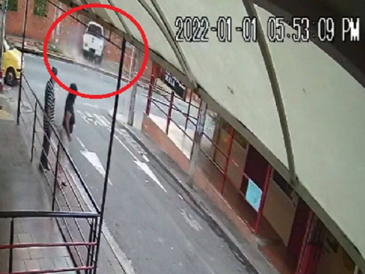 VIDEO: Camioneta colisionó con muro de Recrear