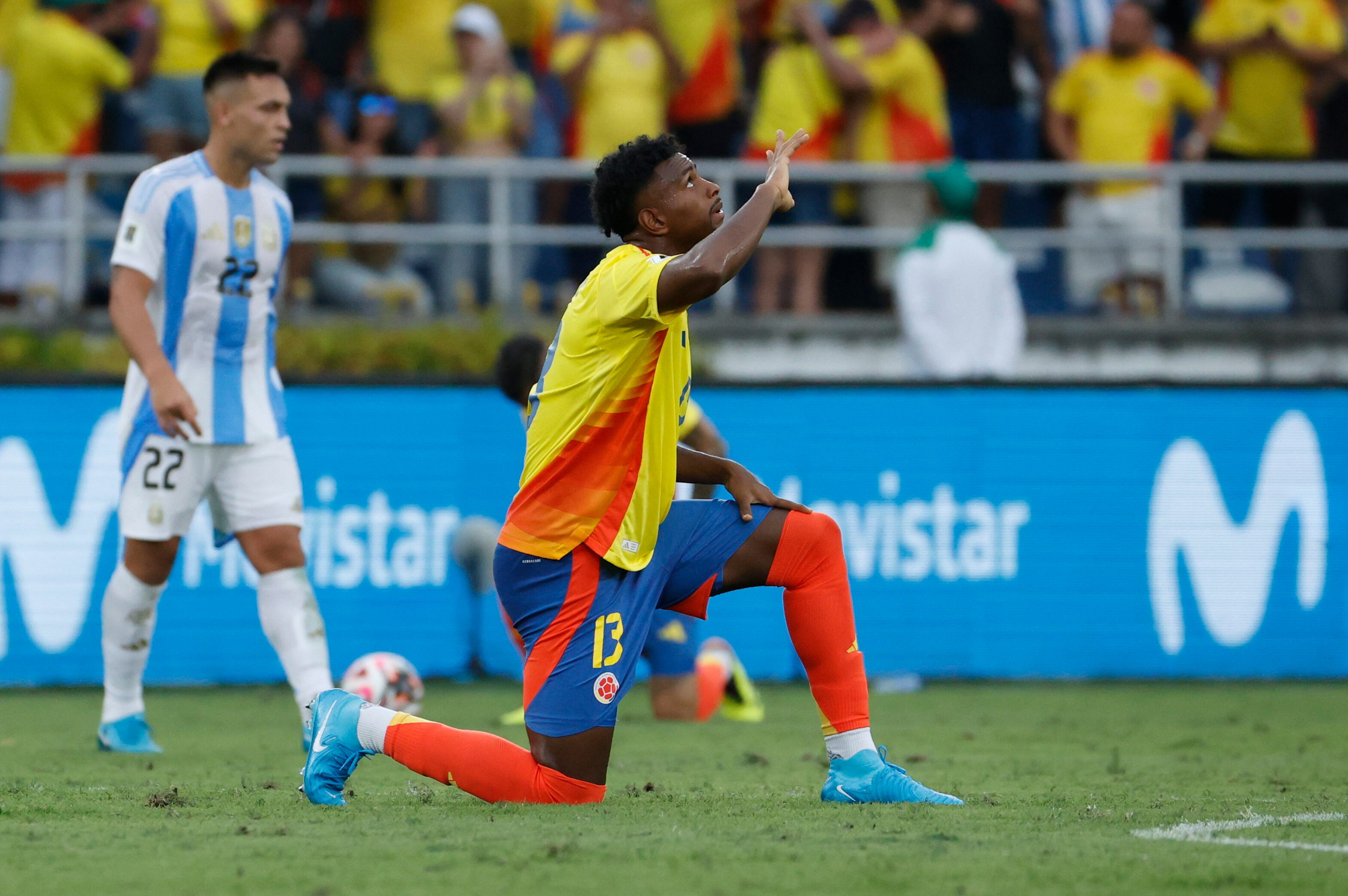 AMDEP6698. BARRANQUILLA (COLOMBIA), 10/09/2024.- Juan David Cabal de Colombia celebra al final este martes, de un partido de las eliminatorias sudamericanas para el Mundial de 2026 entre Colombia y Argentina en el estadio Metropolitano en Barranquilla (Colombia). EFE/ Mauricio Dueñas Castañeda