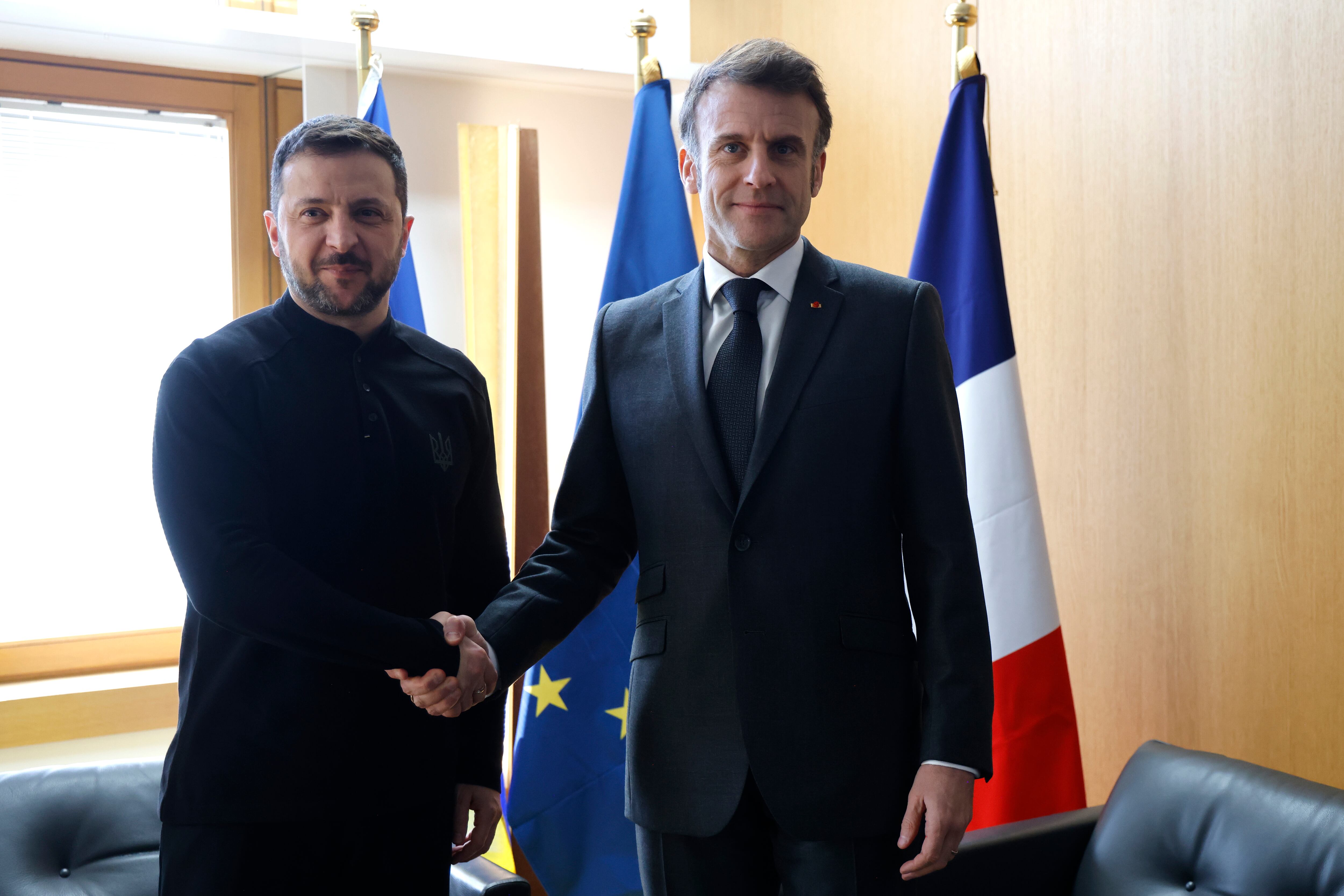Brussels (Belgium), 06/03/2025.- Ukraine's President Volodymyr Zelensky (L) shakes hands with France's President Emmanuel Macron (R) during their meeting on the sidelines of the Special European Council to discuss continued support for Ukraine and European defence at the EU headquarters in Brussels, Belgium, 06 March 2025. European Union leaders held emergency talks in Brussels, gathering as the Trump administration upends traditional alliances and retracts wartime backing of Ukraine. (Bélgica, Francia, Ucrania, Bruselas) EFE/EPA/LUDOVIC MARIN / POOL
