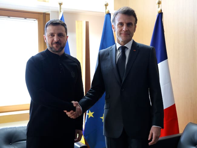 Brussels (Belgium), 06/03/2025.- Ukraine's President Volodymyr Zelensky (L) shakes hands with France's President Emmanuel Macron (R) during their meeting on the sidelines of the Special European Council to discuss continued support for Ukraine and European defence at the EU headquarters in Brussels, Belgium, 06 March 2025. European Union leaders held emergency talks in Brussels, gathering as the Trump administration upends traditional alliances and retracts wartime backing of Ukraine. (Bélgica, Francia, Ucrania, Bruselas) EFE/EPA/LUDOVIC MARIN / POOL