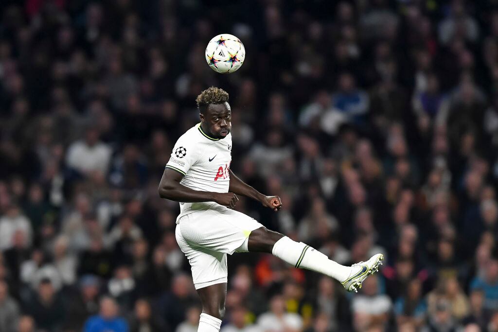 Davinson Sanchez de Tottenham Hotspur (Foto por Vincent Mignott/DeFodi Images via Getty Images)
