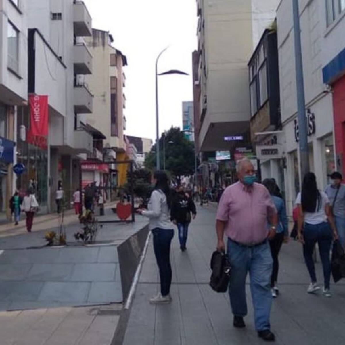 Ciudadanos divididos, comerciantes a favor por nueva fecha de Día del Padre