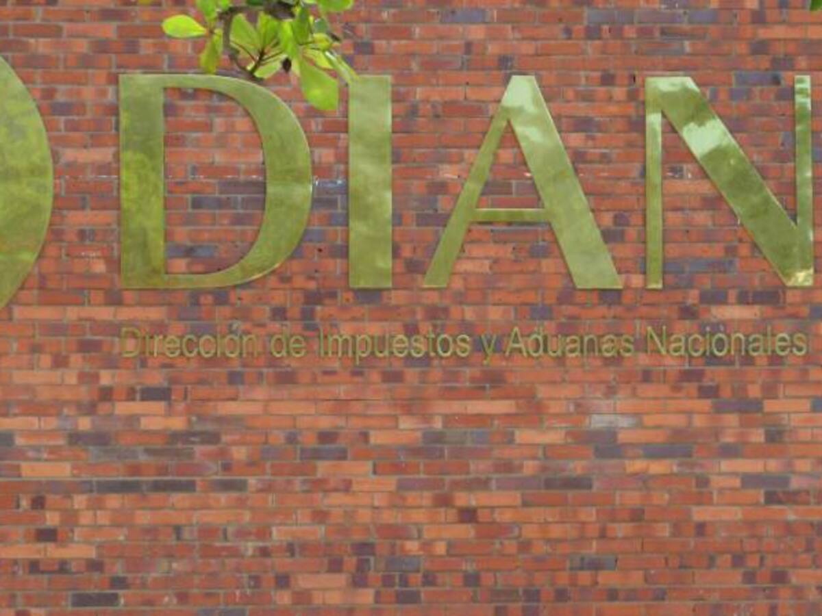 Funcionario de la Dian cambiaba información por camisetas del Santa Fe