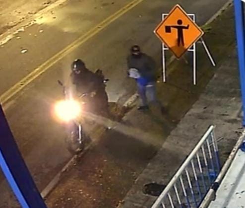 Imágenes captadas por cámaras de seguridad muestran a los presuntos responsables de los ataques con explosivos en Campoalegre y Hobo. La Policía habilitó líneas seguras para recibir información que permita su captura.