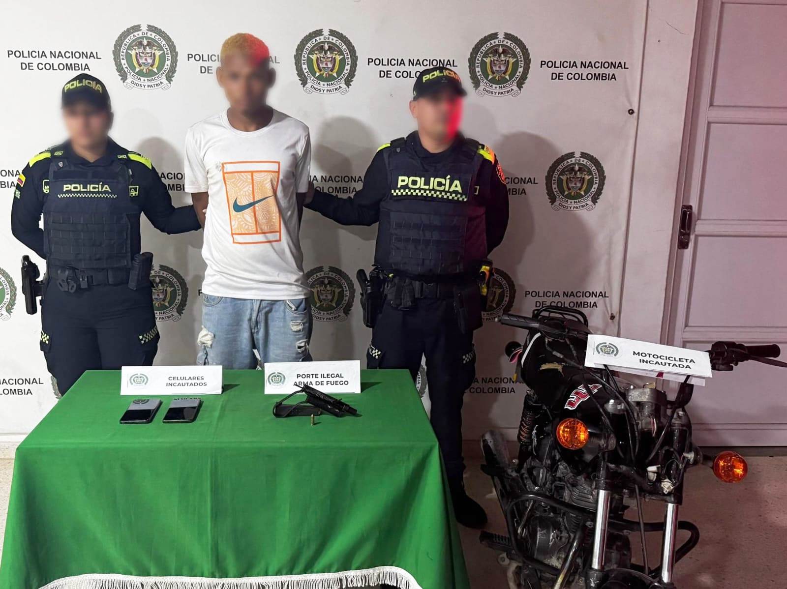 Capturado un hombre y aprehendido un adolescente en una motocicleta con un arma de fuego