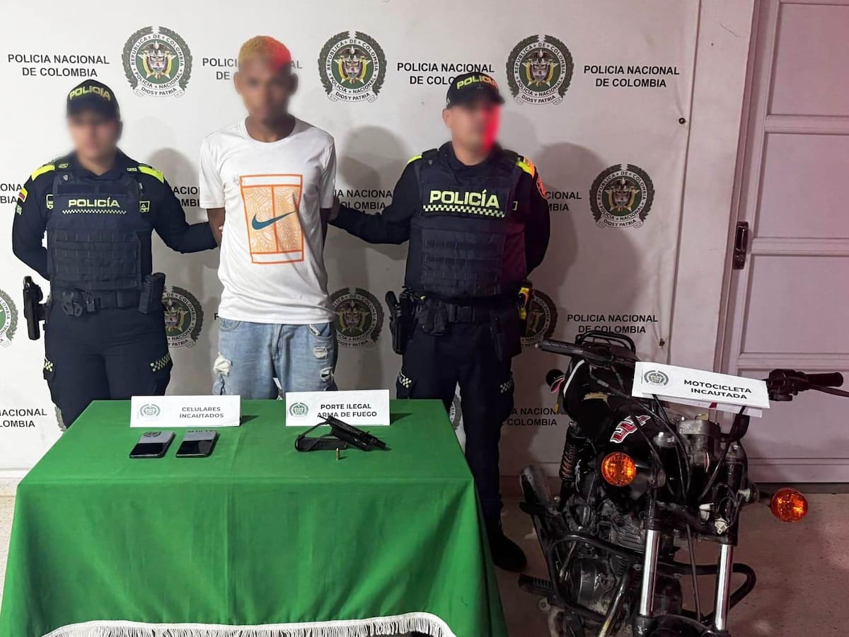 Capturado un hombre y aprehendido un adolescente en una motocicleta con un arma de fuego