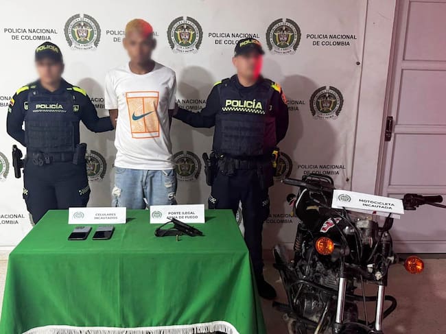 Capturado un hombre y aprehendido un adolescente en una motocicleta con un arma de fuego