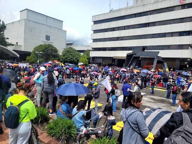 Docentes en paro frente a la Sec. de Educación. Foto: Caracol Radio