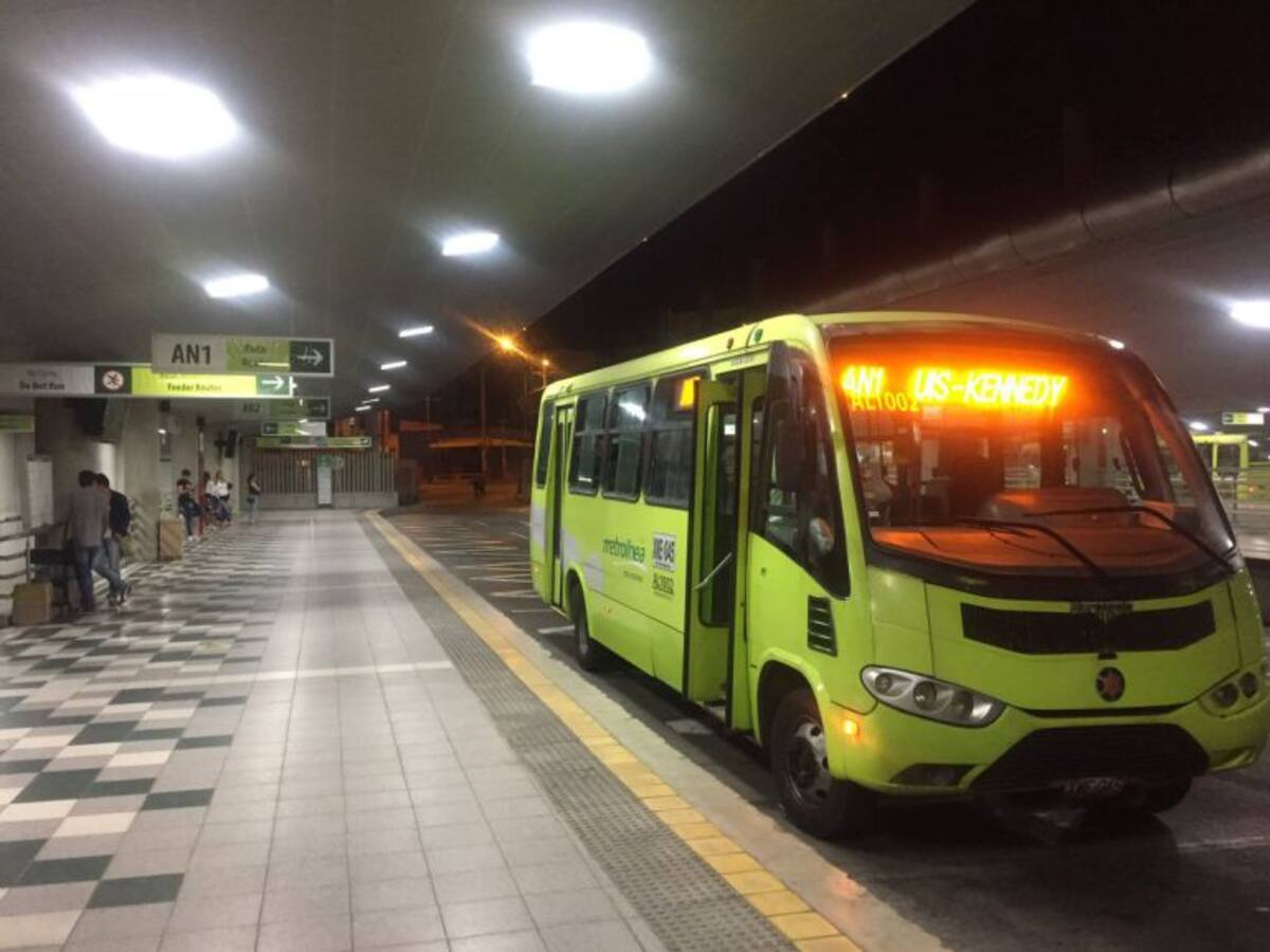 Video: Así se cuelgan a buses de Metrolínea
