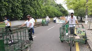Cerca de 30 toneladas de papel, cartón y vidrio recogen mensualmente.