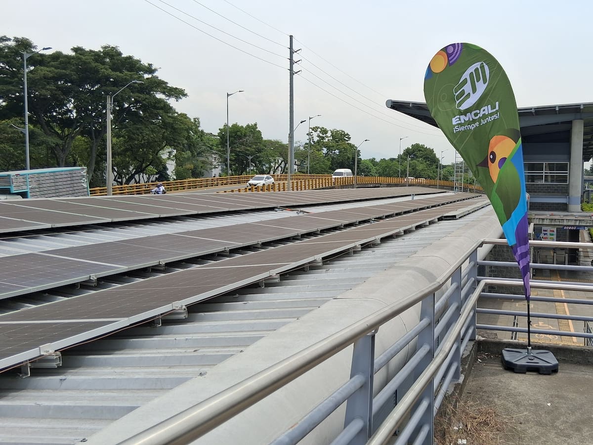 EMCALI inaugura nueva planta solar en Terminal del MIO Simón Bolívar