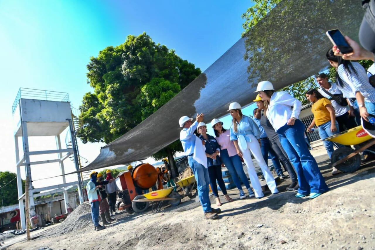 La gobernadora del Tolima Adriana Matiz visitando obras en la población de Mariquita