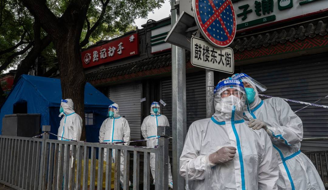 Trabajadores de la salud revisando cuarentenas en China. Foto: Getty