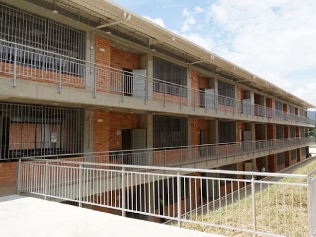 Polémica por supuesta privatización de colegios en Girón