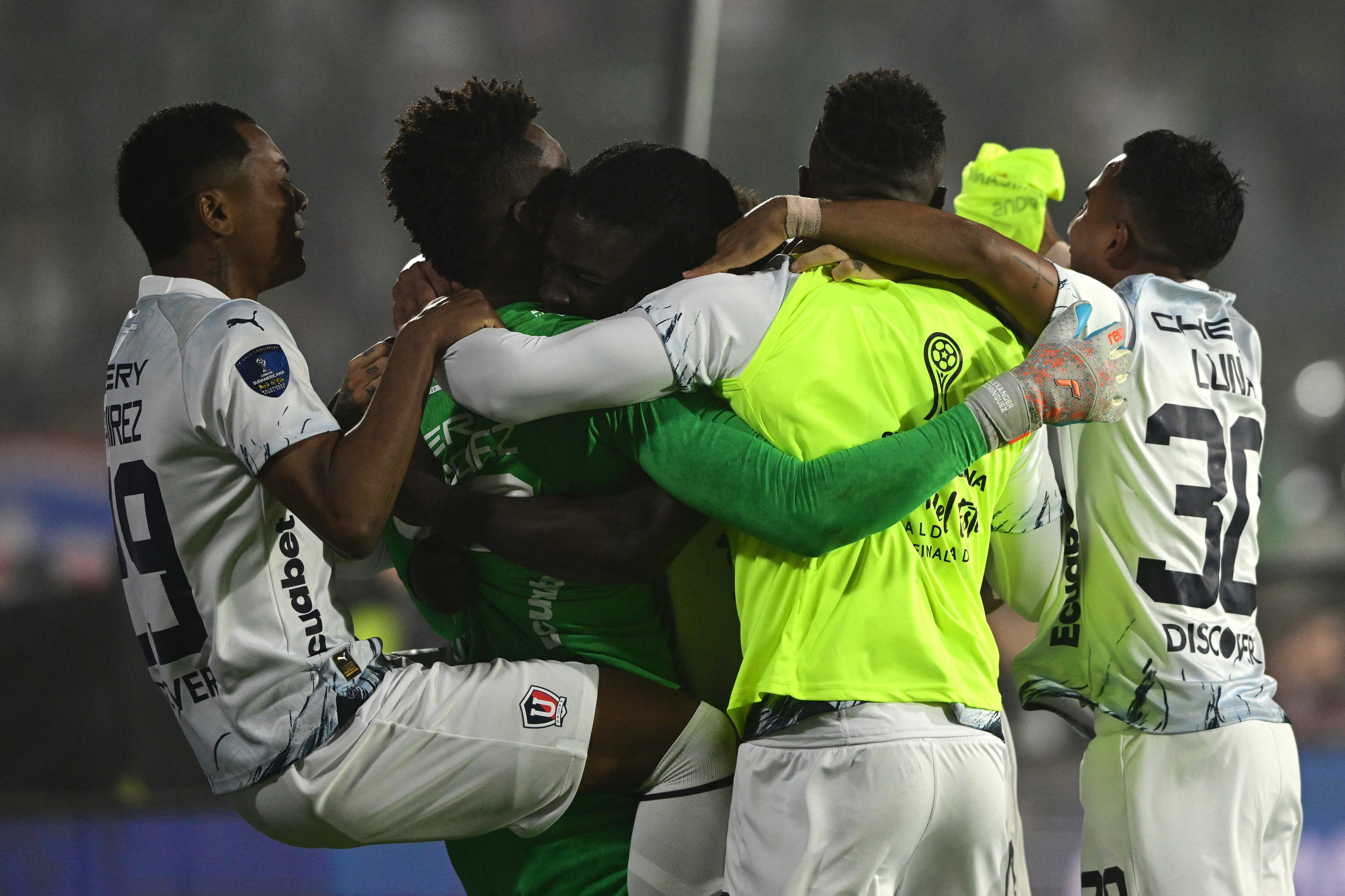 Alexander Dominguez y sus compañeros celebrando la victoria ante Fortaleza en la final de la Copa Sudamericana. (Photo by Pablo PORCIUNCULA / AFP) (Photo by PABLO PORCIUNCULA/AFP via Getty Images)