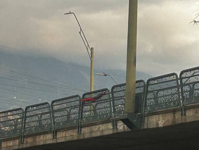 Instalan bandera del ELN en el puente de La Madre Laura al norte de Medellín. Foto: Cortesía