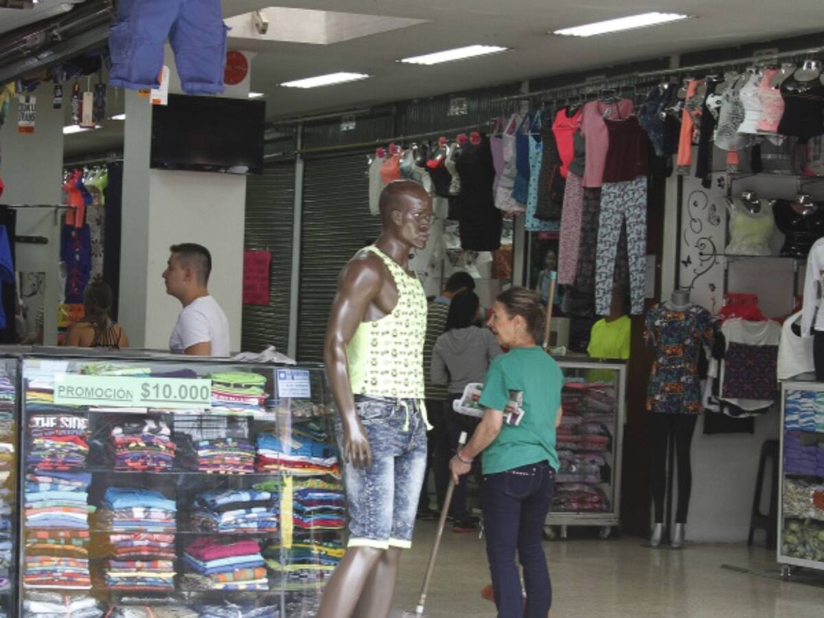 Comerciantes reportan pérdidas hasta del 53% en tercer día sin carro