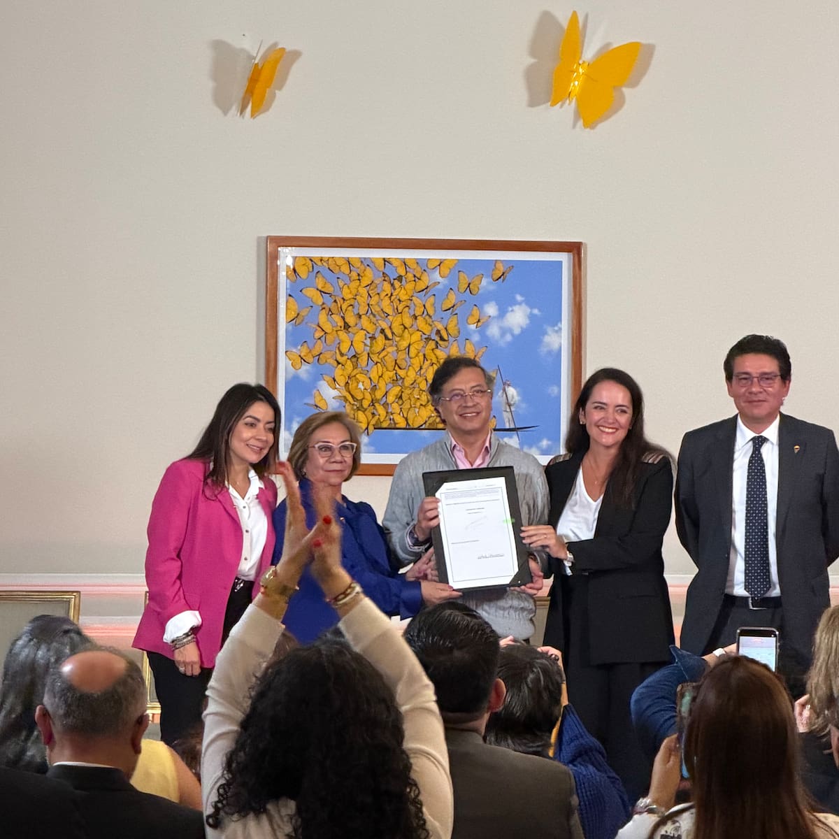 Petro en firma de política feminista: América latina ha perdido voz por estar arrodillada