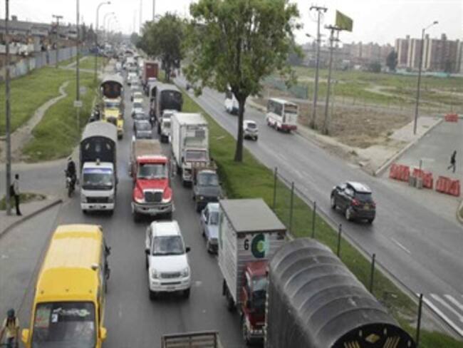 Cada minuto, 8 camiones circulan por la Calle 13 en Bogotá