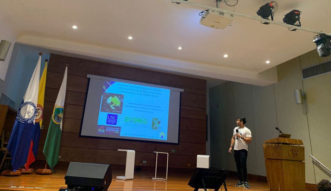 El reconocimiento que recibió el docente Jonathan Pelegrín se debe a una ponencia en la que explica la relación entre la ecología y la educación.