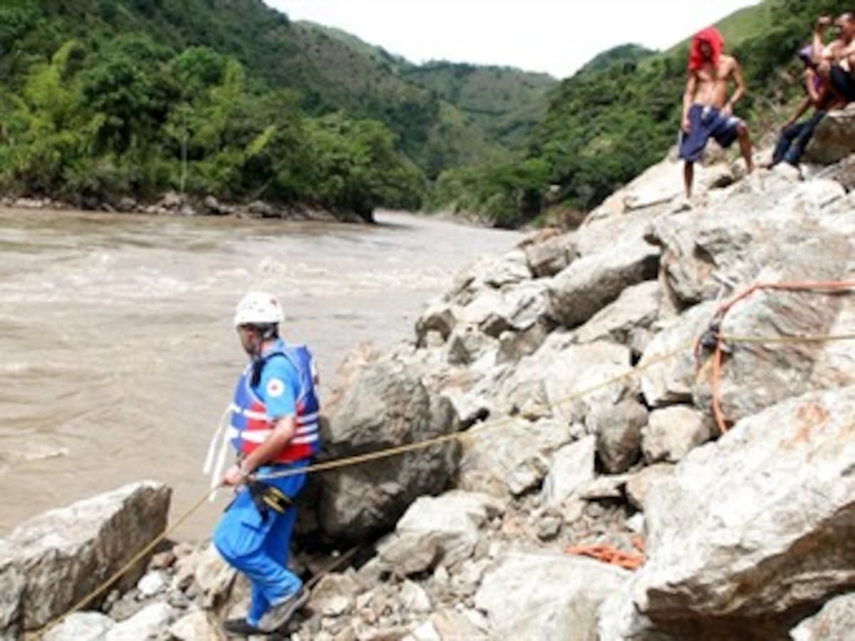 Una buseta cae al río Cauca en Antioquia. Hay 11 desaparecidos