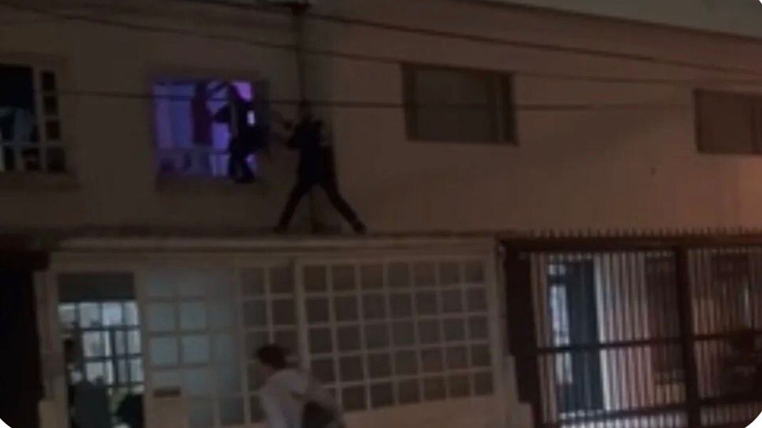 Persecución de delincuentes en Bogotá tras intento de robo a una mujer en su vivienda.