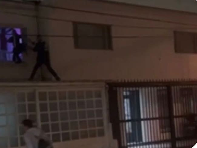 Persecución de delincuentes en Bogotá tras intento de robo a una mujer en su vivienda.