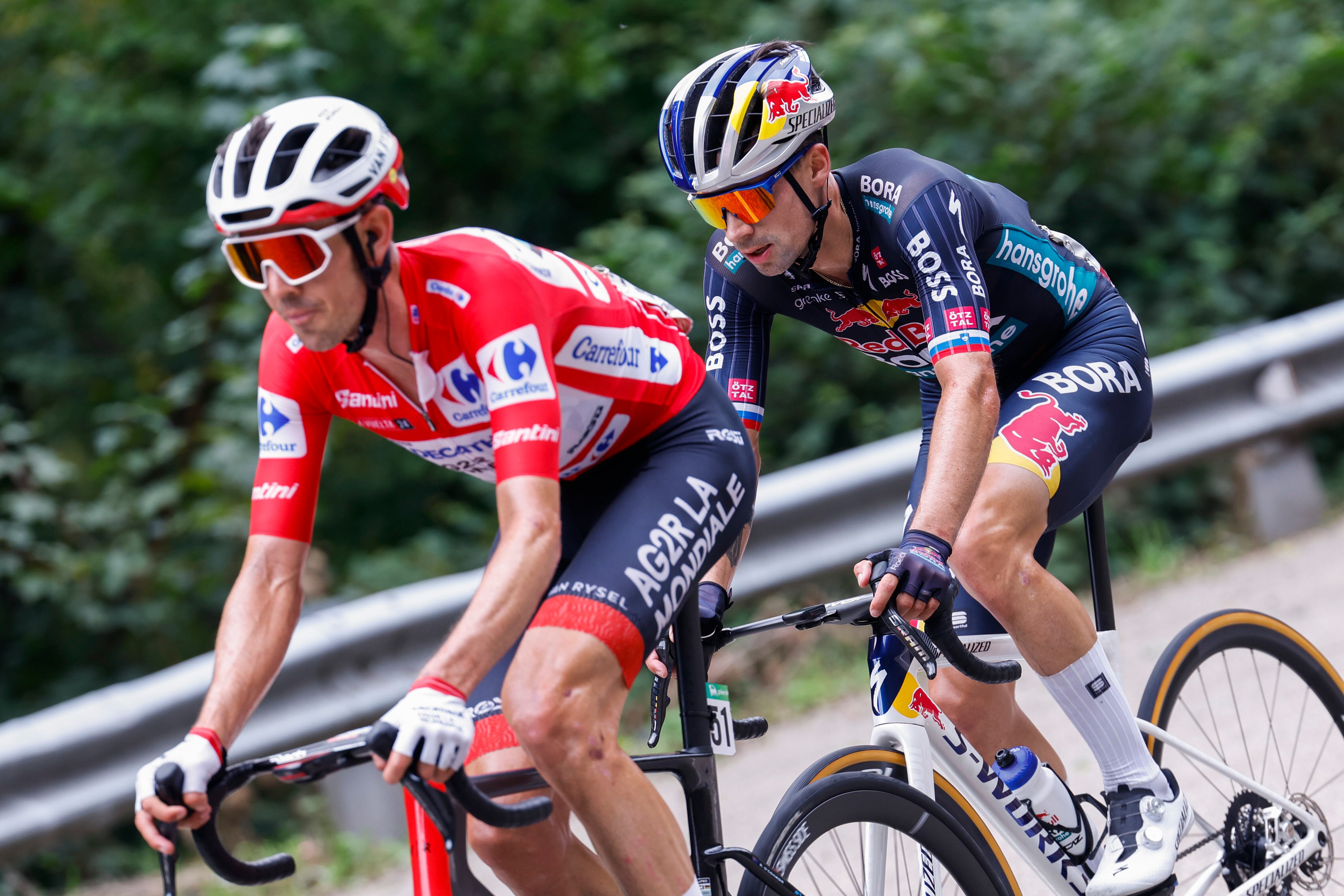 CUITU NEGRU (ASTURIAS), 01/09/2024.- El ciclista australiano del Decathlon y líder de la clasificación general, Ben O'Connor (i) y el esloveno del Red Bull Bora Primoz Roglic durante la decimoquinta etapa de la Vuelta ciclista a España disputada este domingo entre Infiesto y Cuitu Negru, con 143 kilómetros de recorrido. EFE/Javier Lizón