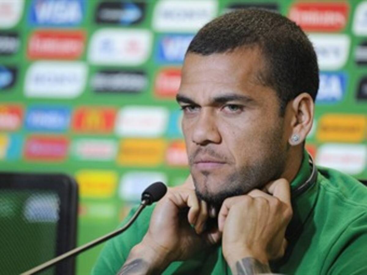 Daniel Alves dice que Brasil, si juega con España, no puede regalar el balón