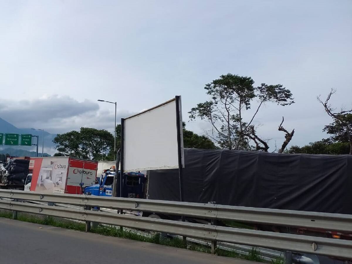 Vía a La Línea está cerrada: fuerte accidente dejó una persona fallecida