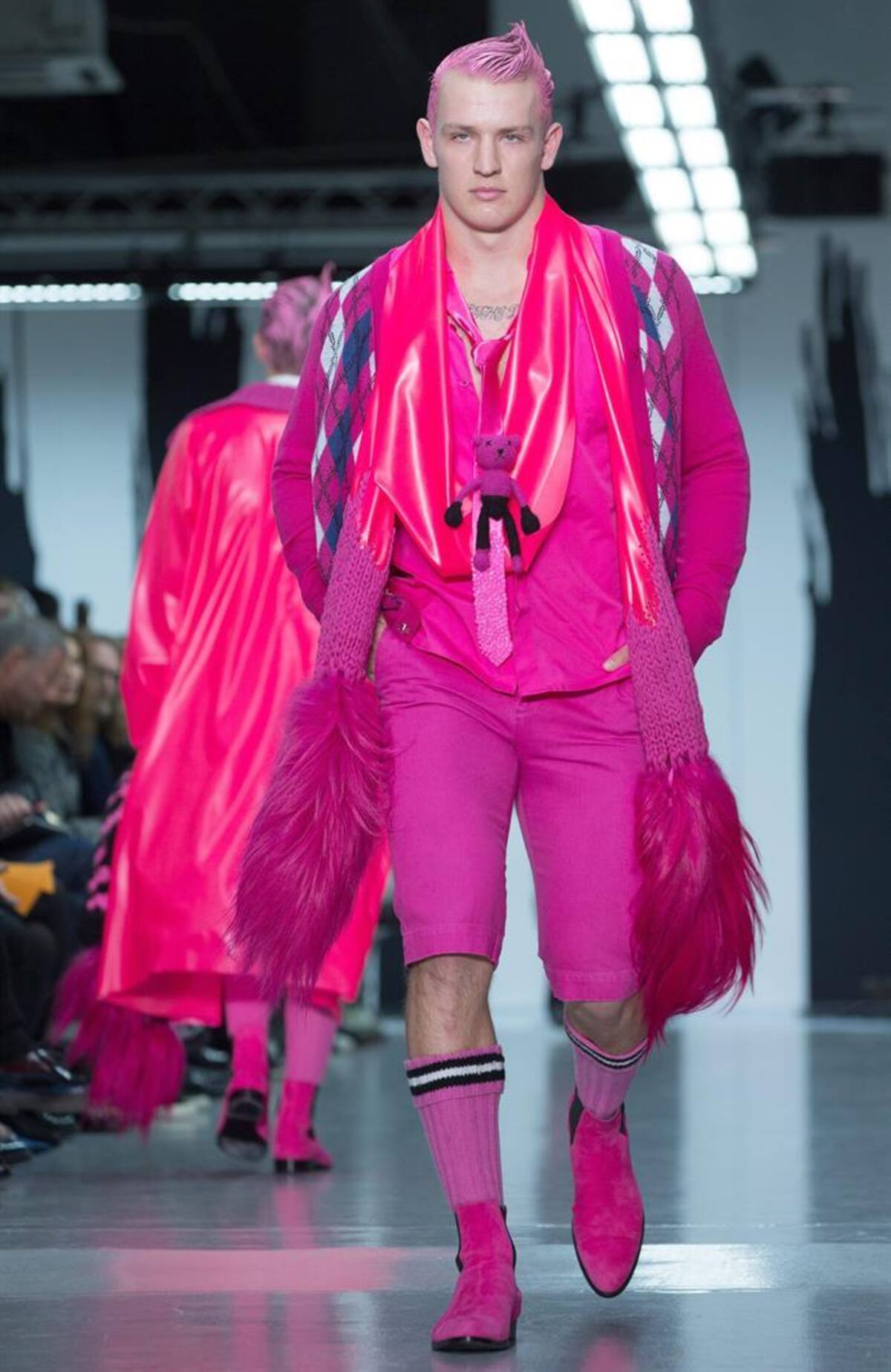 Una serie de modelos presentan la colección de otoño, invierno 2015 en la semana de la moda masculina en Londres, Inglaterra, que se realizará hasta el próximo 12 de enero.