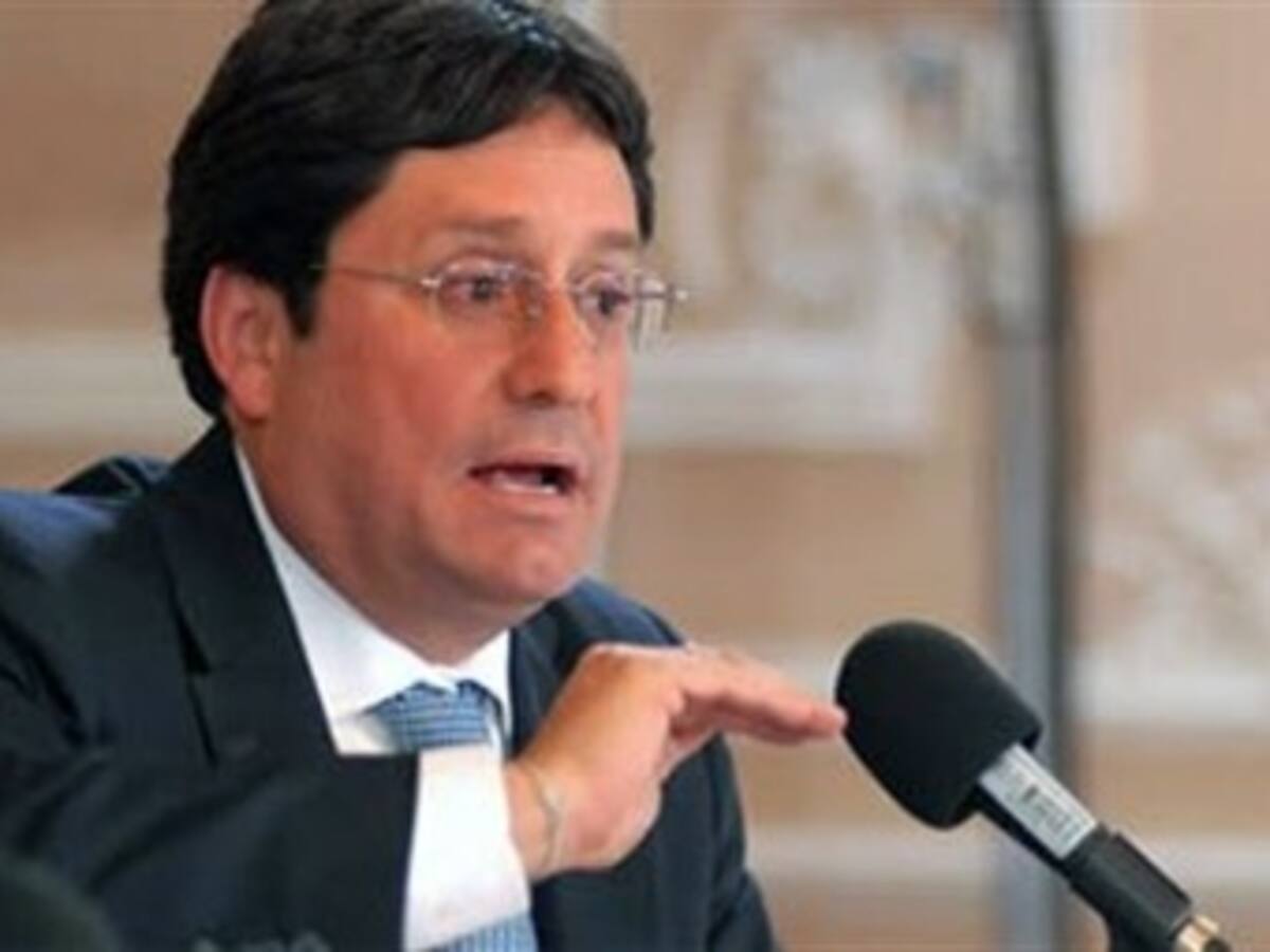 Vicepresidente Santos admite que se reunió con jefes paramilitares