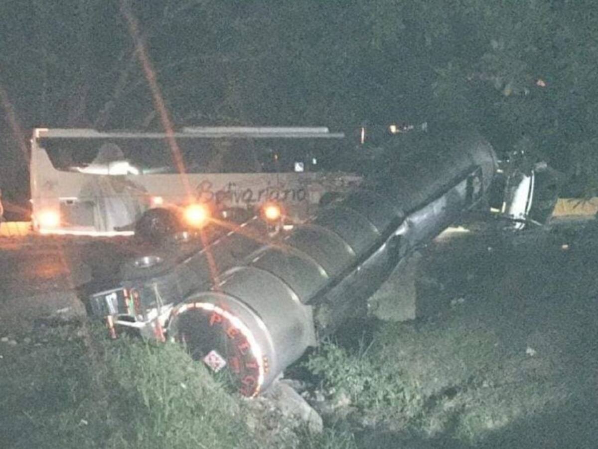Una ‘mula’ se volcó con 11 mil galones de gasolina en el norte del Tolima