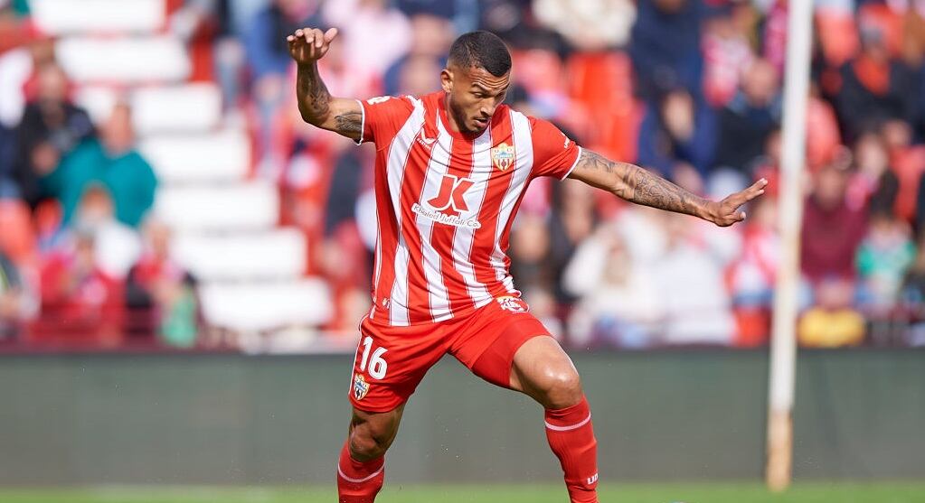 Luis Javier Suárez durante un partido con la Almería (Photo by Silvestre Szpylma/Quality Sport Images/Getty Images)