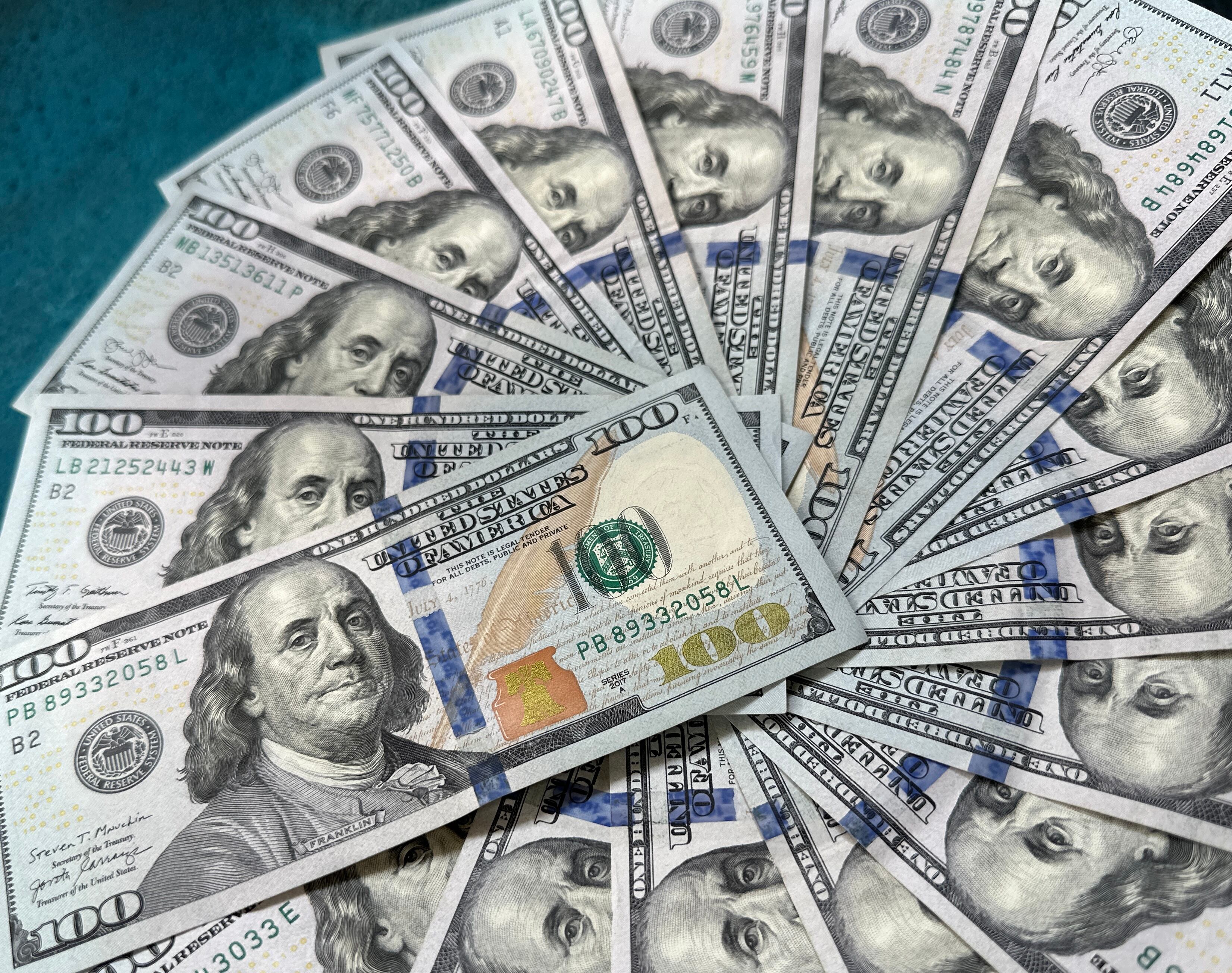 Billetes de 100 dólares (Foto vía GettyImages)