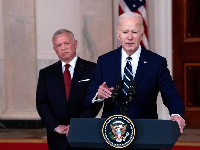 Washington (United States Of America), 12/02/2024.- King Abdullah II of Jordan (L) listens as US President Joe Biden delivers remarks during a press conference following their meeting at the White House in Washington, DC, USA, 12 February 2024. US President Biden is hosting King Abdullah II of Jordan to discuss the ongoing situation in Gaza and Israel, and humanitarian assistance in the region. (Jordania) EFE/EPA/CHRIS KLEPONIS / POOL
