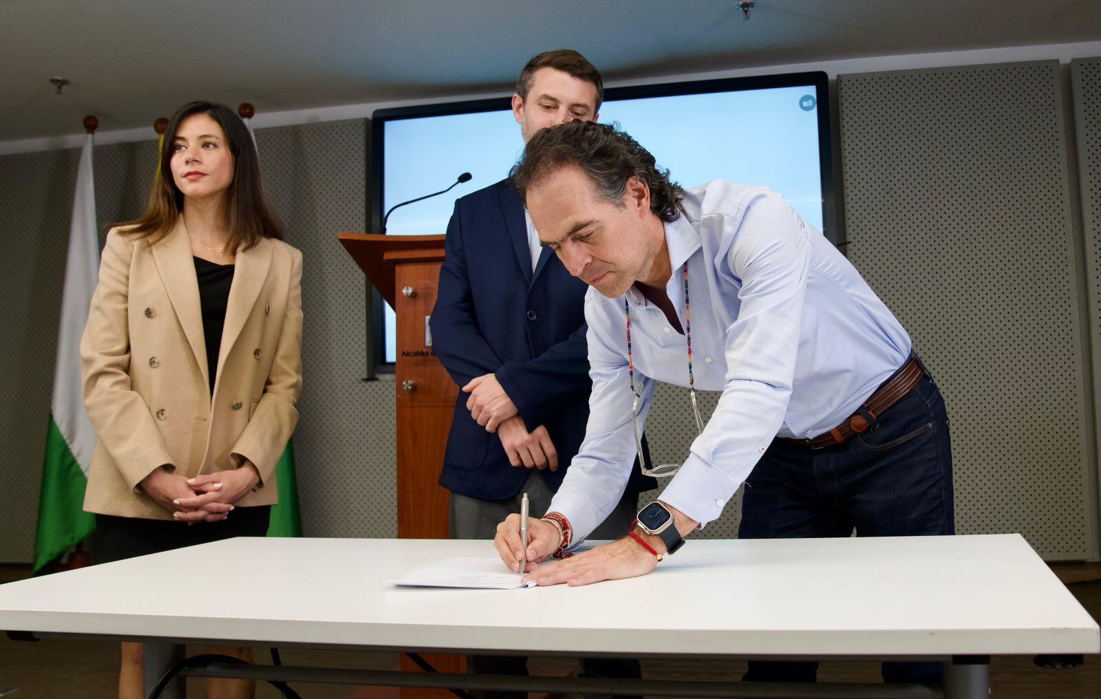 El alcalde Gutiérrez y directivos de Airbnb firmando el compromiso de ayuda mutua. Foto: Cortesía Alcaldía de Medellín.