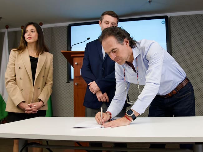 El alcalde Gutiérrez y directivos de Airbnb firmando el compromiso de ayuda mutua. Foto: Cortesía Alcaldía de Medellín.