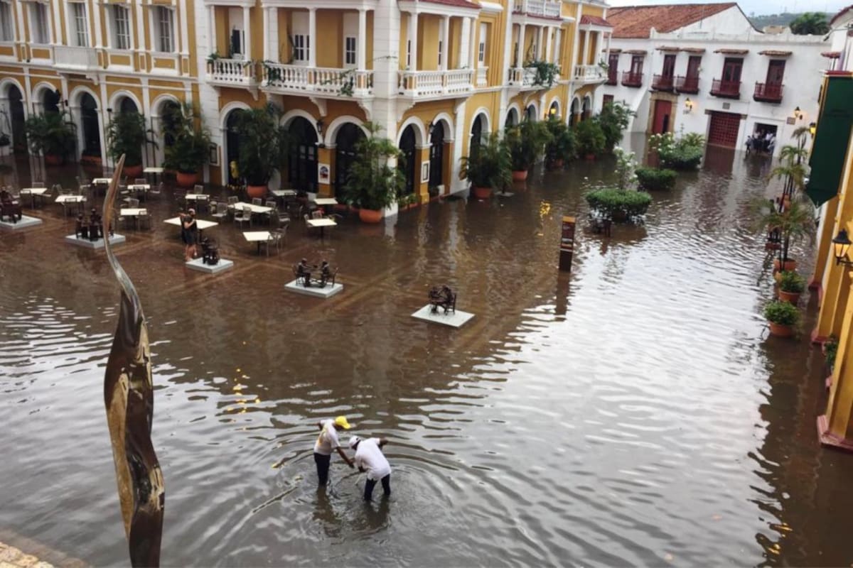 El centro histórico es una de las zonas más afectadas en la ciudad, la plaza San Pedro Claver no escapó al torrencial aguacero