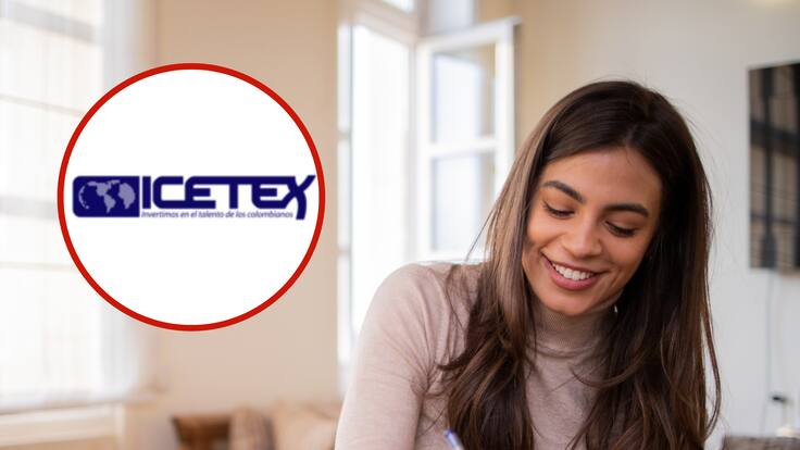 Mujer escribiendo en un cuaderno mientras sonríe junto al logo de la entidad ICETEX (Fotos vía Getty Images y Colprensa)