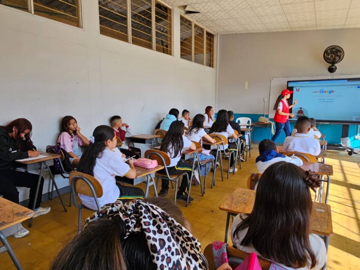 ¿Cuántos estudiantes beneficiados en Armenia con el programa Escuelas Conectadas Claro por Colombia?