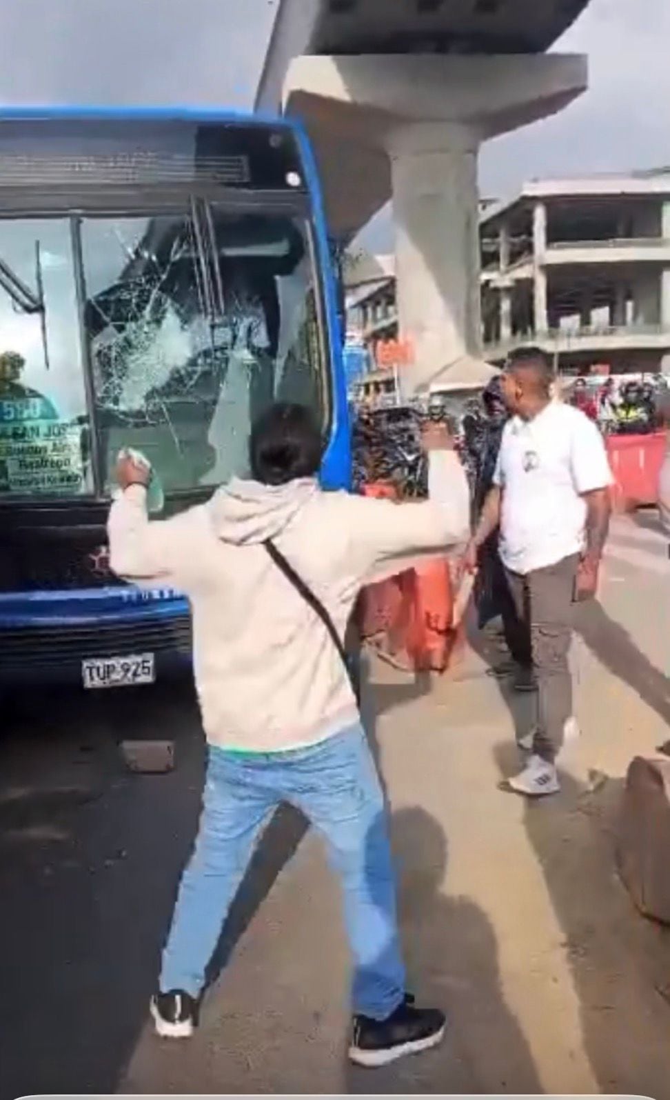VIDEO|Vandalizan otro bus de Transmilenio: una persona quedó herida y un implicado capturado.